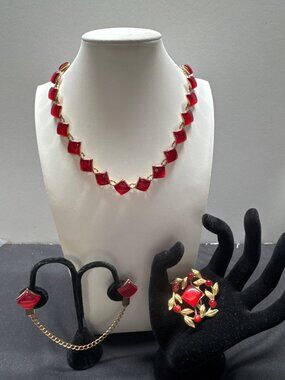 Vintage Red Moonglow Thermoset Necklace Pin & Scarf Holder Gold Tone With Leaf A